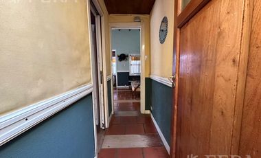 Venta casa 4 ambientes con cochera y fondo libre con piscina en Berazategui