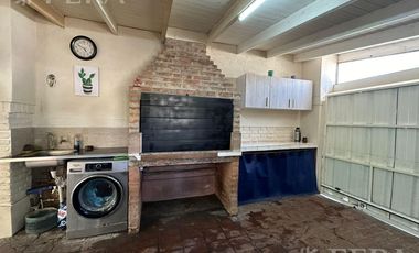 Venta casa 4 ambientes con cochera y fondo libre con piscina en Berazategui