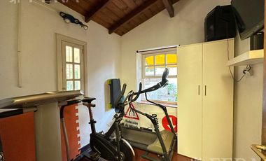 Venta casa 4 ambientes con cochera y fondo libre con piscina en Berazategui