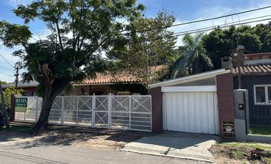 Venta casa 4 ambientes con cochera y fondo libre con piscina en Berazategui