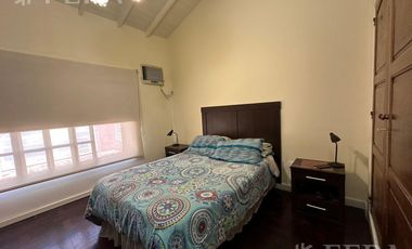 Venta casa 4 ambientes con cochera y fondo libre con piscina en Berazategui
