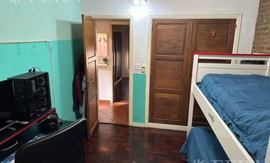 Venta casa 4 ambientes con cochera y fondo libre con piscina en Berazategui