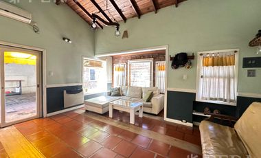Venta casa 4 ambientes con cochera y fondo libre con piscina en Berazategui