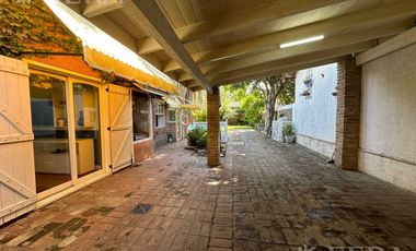 Venta casa 4 ambientes con cochera y fondo libre con piscina en Berazategui