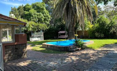 Venta casa 4 ambientes con cochera y fondo libre con piscina en Berazategui