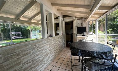 Venta casa 4 ambientes con cochera y fondo libre con piscina en Berazategui