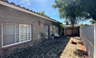 Venta casa 4 ambientes con cochera y fondo libre con piscina en Berazategui