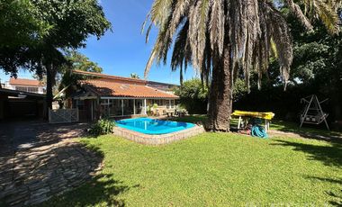 Venta casa 4 ambientes con cochera y fondo libre con piscina en Berazategui