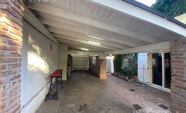 Venta casa 4 ambientes con cochera y fondo libre con piscina en Berazategui