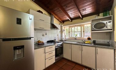 Venta casa 4 ambientes con cochera y fondo libre con piscina en Berazategui