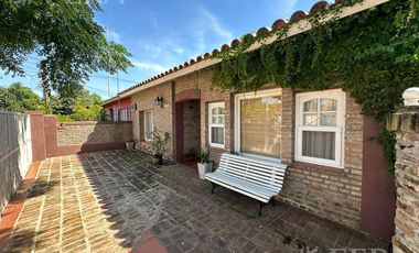 Venta casa 4 ambientes con cochera y fondo libre con piscina en Berazategui