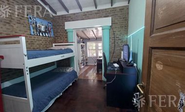 Venta casa 4 ambientes con cochera y fondo libre con piscina en Berazategui