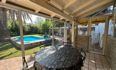 Venta casa 4 ambientes con cochera y fondo libre con piscina en Berazategui
