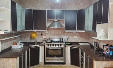 Casa en venta - 3 Dormitorios 4 Baños - 280Mts2 - Villa Lugano