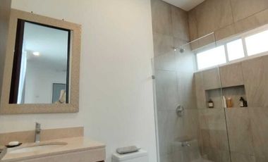 CASA DE 1 PISO EN VENTA SÚPER EQUIPADA EN PRIVADA AL NORTE DE MERIDA, YUCATÁN