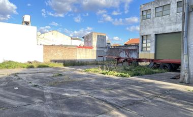 VENTA GALPÓN 1600M² CUB.    1200M² DESC. EN R. MEJÍA - M BUEN ESTADO