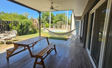 EN VENTA CASA DOS DORMITORIOS MAS PLAYROOM, PISCINA Y PARQUE. A 100 MTS DEL RIO. PUEBLO ESTHER.