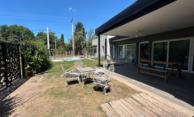 EN VENTA CASA DOS DORMITORIOS MAS PLAYROOM, PISCINA Y PARQUE. A 100 MTS DEL RIO. PUEBLO ESTHER.