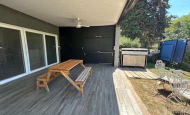 EN VENTA CASA DOS DORMITORIOS MAS PLAYROOM, PISCINA Y PARQUE. A 100 MTS DEL RIO. PUEBLO ESTHER.