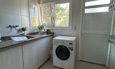 EN VENTA CASA DOS DORMITORIOS MAS PLAYROOM, PISCINA Y PARQUE. A 100 MTS DEL RIO. PUEBLO ESTHER.