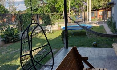 EN VENTA CASA DOS DORMITORIOS MAS PLAYROOM, PISCINA Y PARQUE. A 100 MTS DEL RIO. PUEBLO ESTHER.