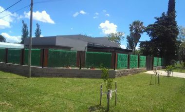 EN VENTA CASA DOS DORMITORIOS MAS PLAYROOM, PISCINA Y PARQUE. A 100 MTS DEL RIO. PUEBLO ESTHER.