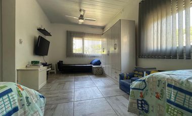 EN VENTA CASA DOS DORMITORIOS MAS PLAYROOM, PISCINA Y PARQUE. A 100 MTS DEL RIO. PUEBLO ESTHER.