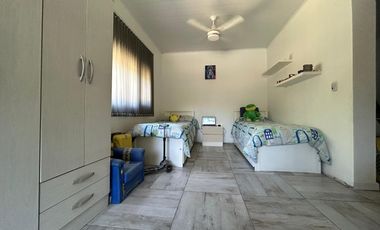 EN VENTA CASA DOS DORMITORIOS MAS PLAYROOM, PISCINA Y PARQUE. A 100 MTS DEL RIO. PUEBLO ESTHER.