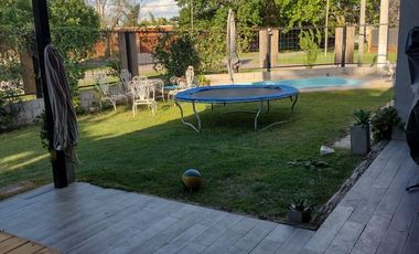 EN VENTA CASA DOS DORMITORIOS MAS PLAYROOM, PISCINA Y PARQUE. A 100 MTS DEL RIO. PUEBLO ESTHER.