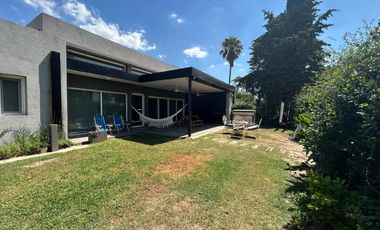 EN VENTA CASA DOS DORMITORIOS MAS PLAYROOM, PISCINA Y PARQUE. A 100 MTS DEL RIO. PUEBLO ESTHER.