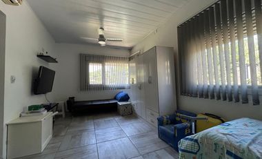 EN VENTA CASA DOS DORMITORIOS MAS PLAYROOM, PISCINA Y PARQUE. A 100 MTS DEL RIO. PUEBLO ESTHER.