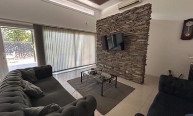 EN VENTA CASA DOS DORMITORIOS MAS PLAYROOM, PISCINA Y PARQUE. A 100 MTS DEL RIO. PUEBLO ESTHER.