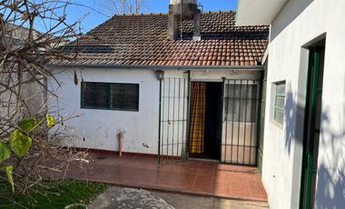 Casa tipo Chalet con 2 dormitorio cochera y jardin APTA CREDITO!!!
