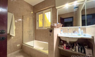 Sobre la mejor calle de Santa Rita, Casa con 4 Dormitorios, Parque, Pileta y Parrilla