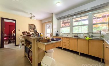 Sobre la mejor calle de Santa Rita, Casa con 4 Dormitorios, Parque, Pileta y Parrilla