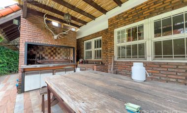 Sobre la mejor calle de Santa Rita, Casa con 4 Dormitorios, Parque, Pileta y Parrilla