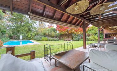 Sobre la mejor calle de Santa Rita, Casa con 4 Dormitorios, Parque, Pileta y Parrilla