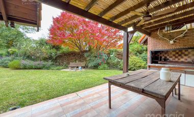 Sobre la mejor calle de Santa Rita, Casa con 4 Dormitorios, Parque, Pileta y Parrilla