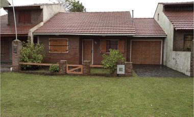 Casa en venta - 3 Dormitorios 2 Baños - Cochera - 300Mts2 - Santa Clara del Mar