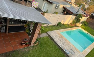 CASA VENTA 3 DORMITORIOS JARDIN PISCINA FUNES SANTA FE