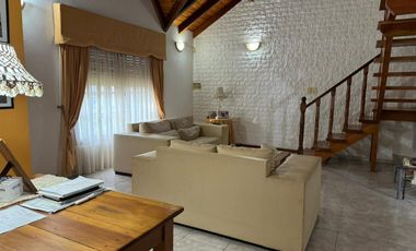 CASA VENTA 3 DORMITORIOS JARDIN PISCINA FUNES SANTA FE