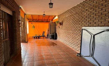 CASA VENTA 3 DORMITORIOS JARDIN PISCINA FUNES SANTA FE