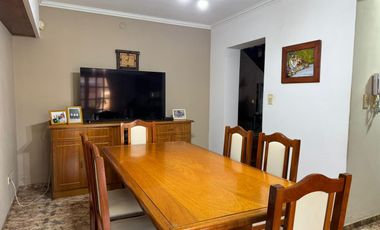 CASA VENTA 3 DORMITORIOS JARDIN PISCINA FUNES SANTA FE