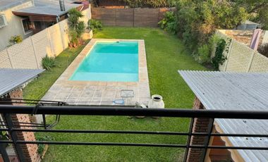 CASA VENTA 3 DORMITORIOS JARDIN PISCINA FUNES SANTA FE
