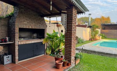 CASA VENTA 3 DORMITORIOS JARDIN PISCINA FUNES SANTA FE