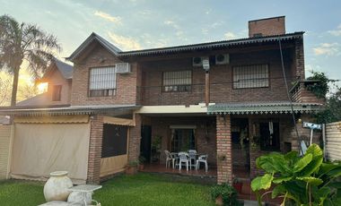 CASA VENTA 3 DORMITORIOS JARDIN PISCINA FUNES SANTA FE