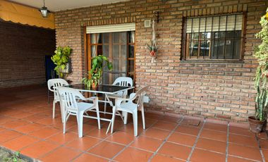 CASA VENTA 3 DORMITORIOS JARDIN PISCINA FUNES SANTA FE