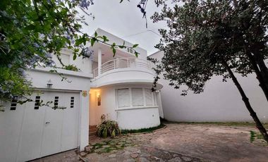 Casa en venta - 4 Dormitorios 3 Baños 1 Cochera - 330Mts2 - Miramar