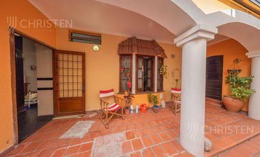 Casa de categoría en venta. 3/4 dormitorios, 2 cocheras. Barrio Centro Santa Fe