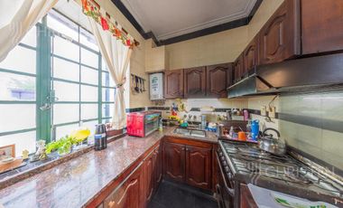 Casa de categoría en venta. 3/4 dormitorios, 2 cocheras. Barrio Centro Santa Fe